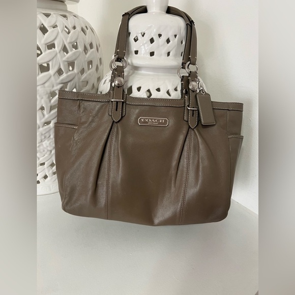 Coach Authentic Taupe Medium Shoulder Bag With 2side Pockets & Open Compartment - Picture 1 of 7